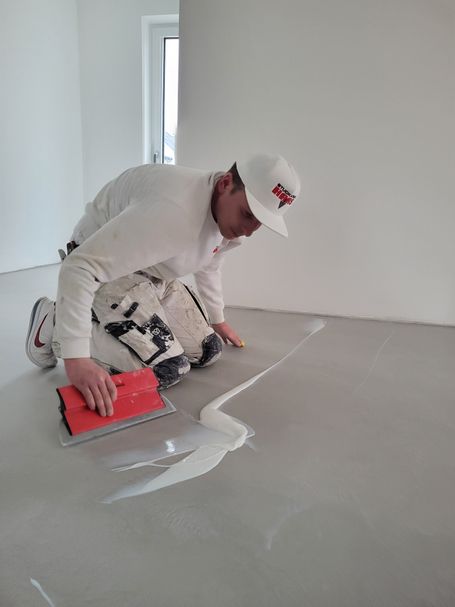 Moderner Spachtelfußboden in Betonoptik