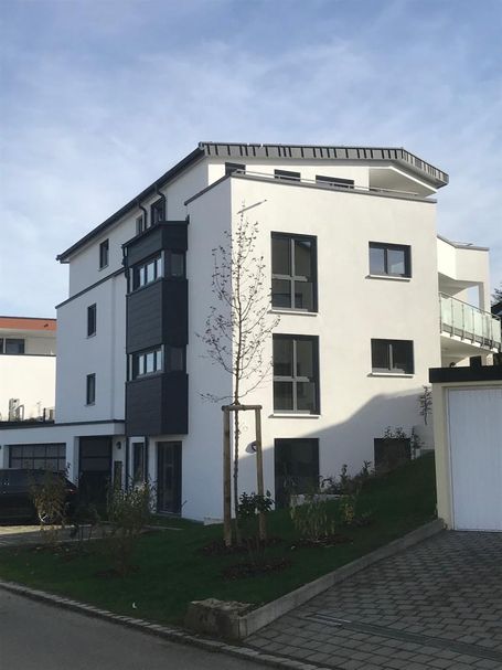 Fassadengestaltung an einem Mehrfamilienhaus 