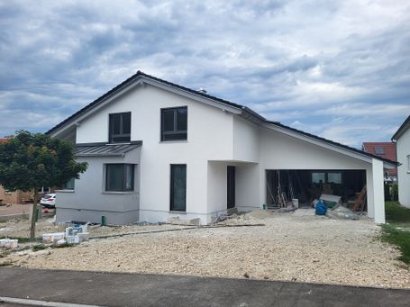 Fertigstellung Fassadengestaltung an einem Einfamilienhaus